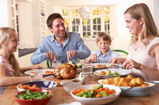 Family-eating-Thanksgiving-dinner